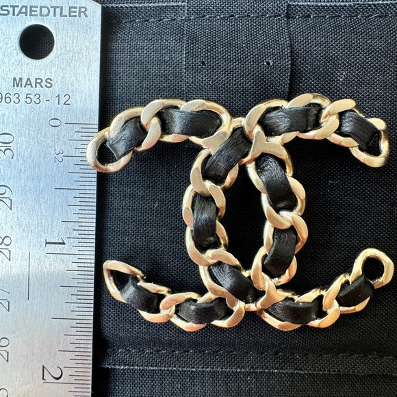 CHANEL 18V CLASSIC GOLD TONE LARGE BIG CC LOGO CHAIN BLACK LEATHER BROOCH PIN - Picture 9 of 10